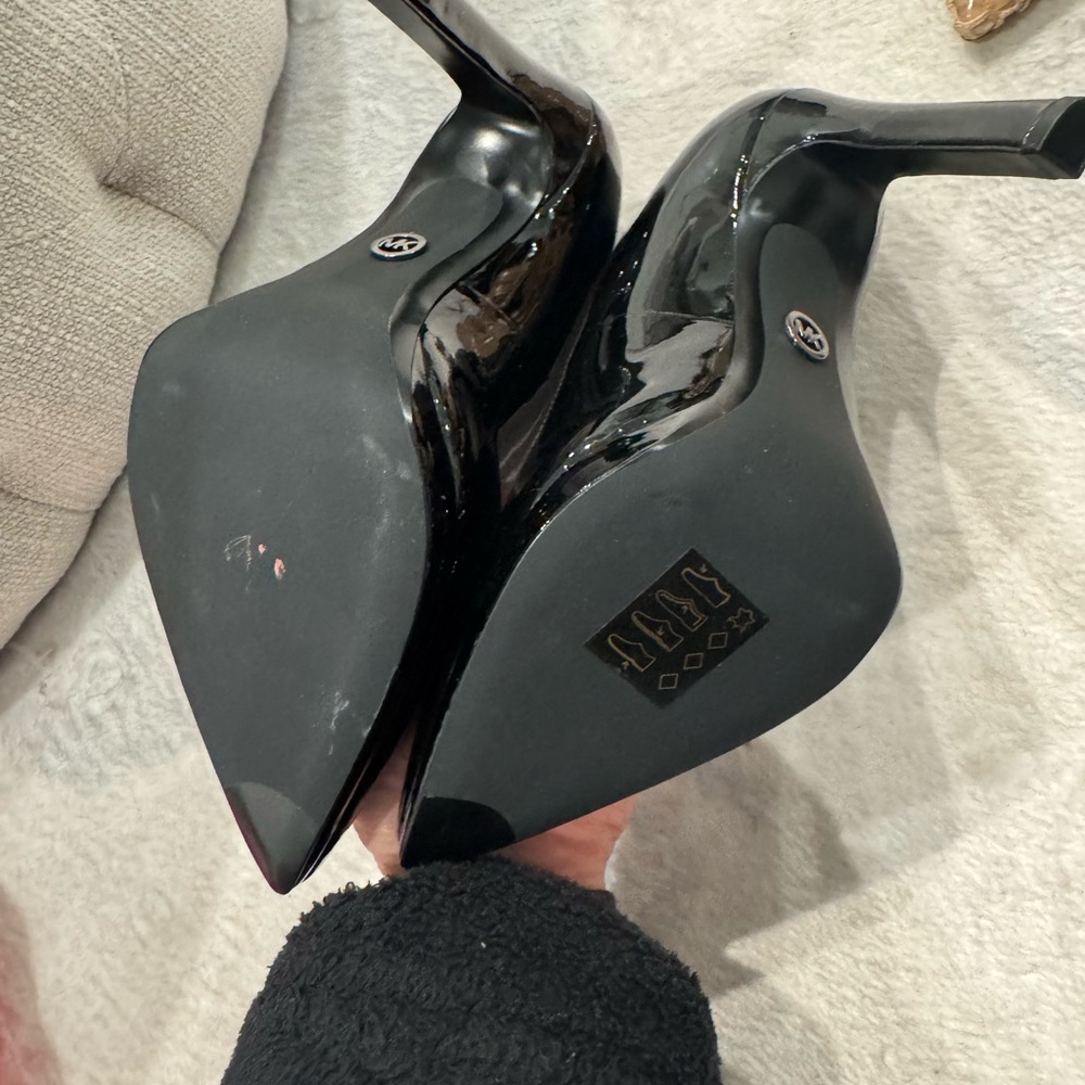 MICHAEL MICHAEL KORS
Brielle Patent Leather Pump - Picture 5 of 7